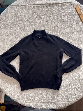 Intermix - 100% Cashmere Black Cutout sweater - Small